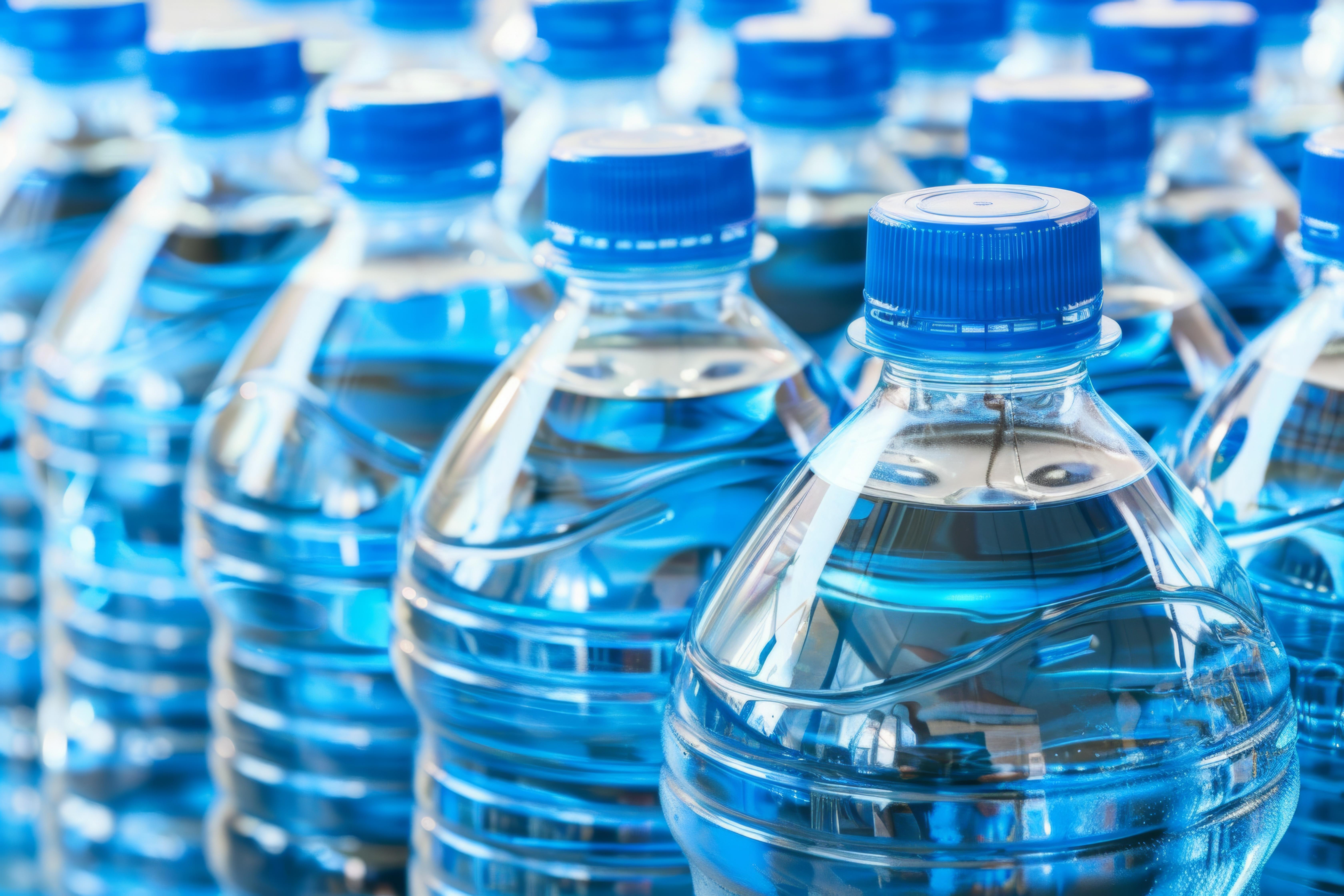 Blaue Plastikflaschen mit Wasser