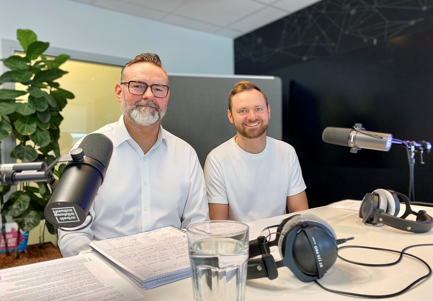 Henrik Büttgen und Jan Haas von msg for banking bei der Aufnahme