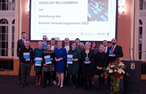 Gruppenfoto der Gewinner beim Berliner Verwaltungspreis 2022 Gruppenfoto der Gewinner beim Berliner Verwaltungspreis 2022