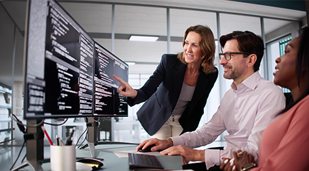 Vielfältiges Coding-Team, das an der Softwareentwicklung mitarbeitet