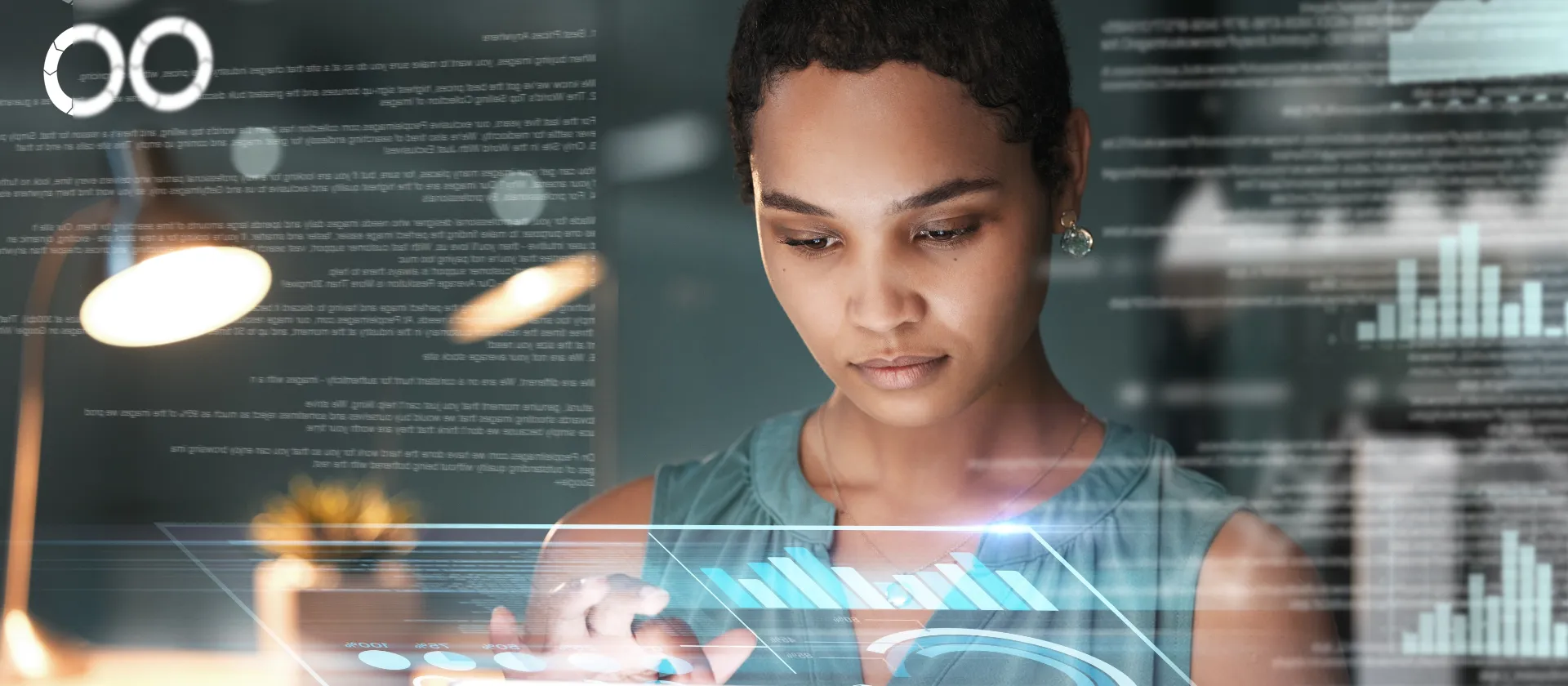 Person arbeitet auf einem Tablet, während holografische Diagramme, Datenströme und Analysevisualisierungen erscheinen – Symbol für Data Management, Data Architecture, Master Data Management und Analytics-Strategien.