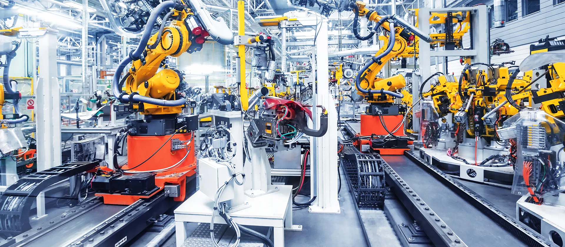 Roboterarme in einer Autofabrik
