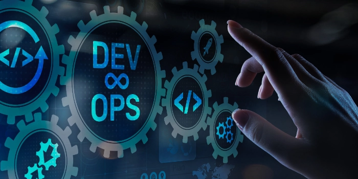 Symbolbild mit Zahnrädern und Hand zur Darstellung Devops