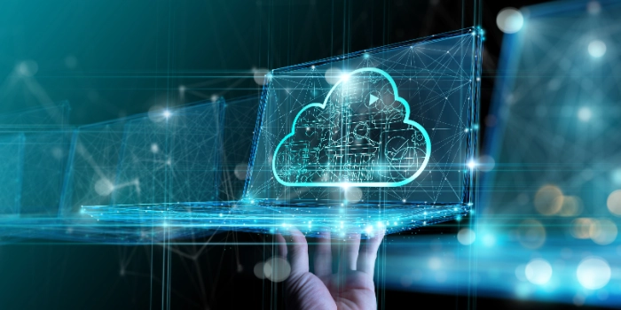 virtuelle Laptops mit cloud Symbol