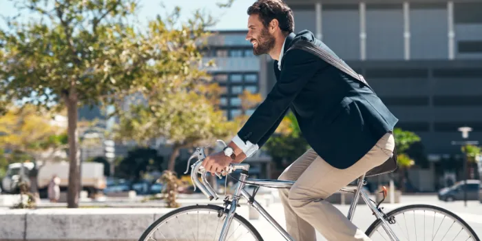 Fahrradfahrer auf dem Weg ins Office