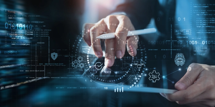 Digitale Benutzeroberfläche mit Programmcode, Binärzahlen und Sicherheits-Icons; eine Hand bedient ein Tablet – Symbolbild für IT-Sicherheit und komplexe SAP-Systeme.