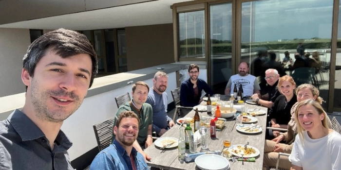 1_Marcel Herm_Grillen auf der Rooftop-Terrasse am msg Standort Karlsruhe