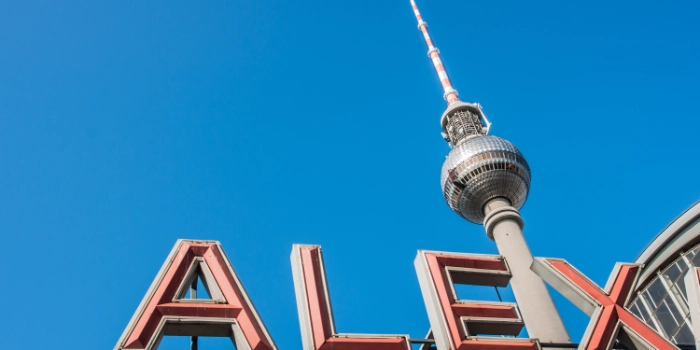 Alexanderplatzt mit Fernsehturm in Berlin