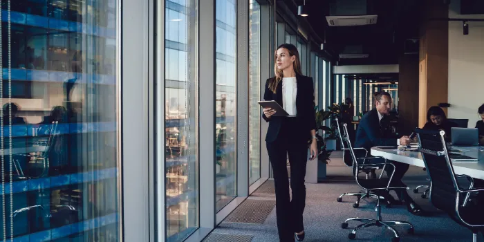 Businessfrau aus dem Fenster schauend