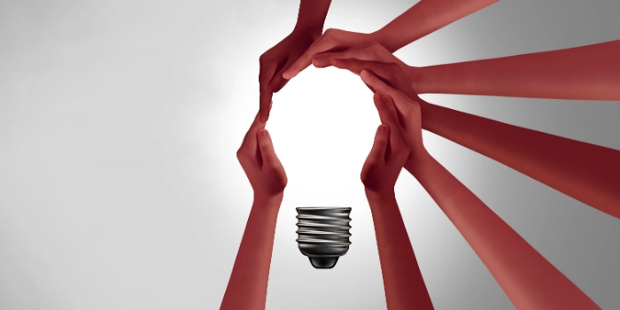 Design Thinking Hände als Glühbirne