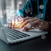 Mann schreibt auf Laptop Cloud Data Komposition Datentransfer