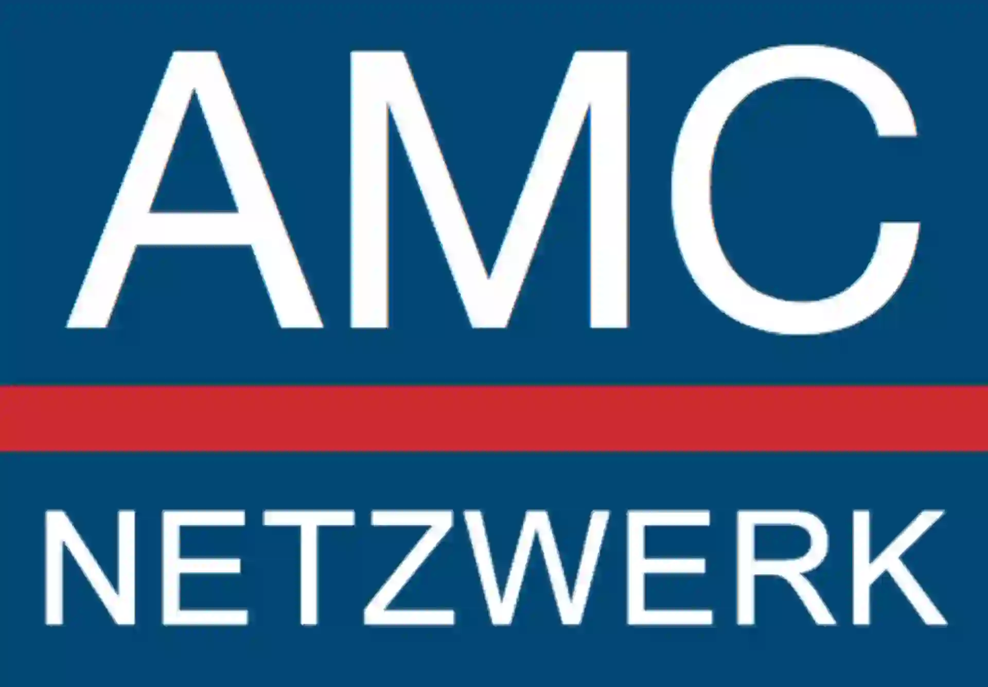 AMC Netzwerk Logo mit weißer Schrift auf dunkelblauem Hintergrund, einer roten Linie zwischen den Wörtern ‚AMC‘ und ‚Netzwerk‘.
