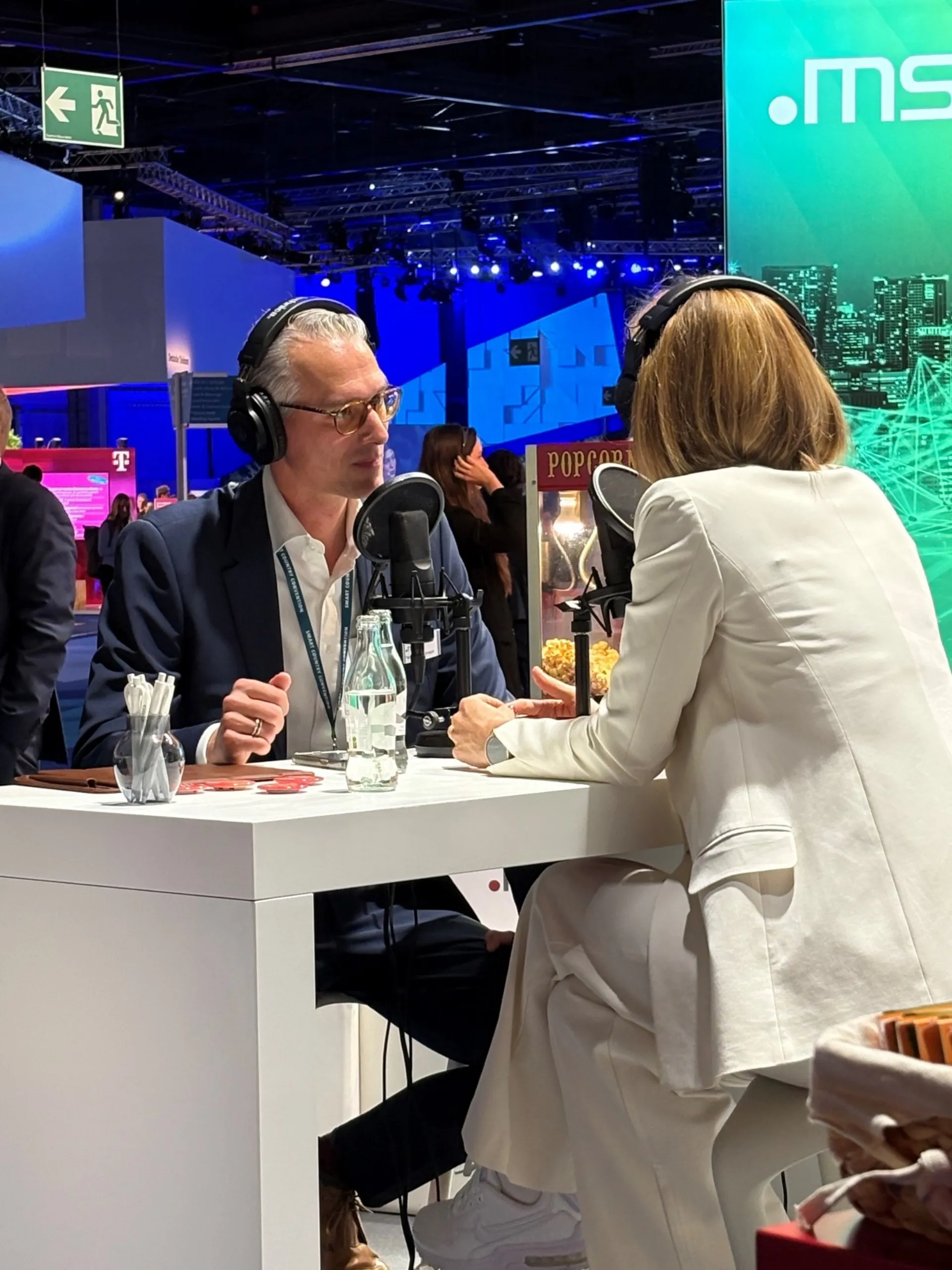 Von links nach rechts: Patrick Brauckmann zusammen mit Lena-Sophie Müller im Podcast