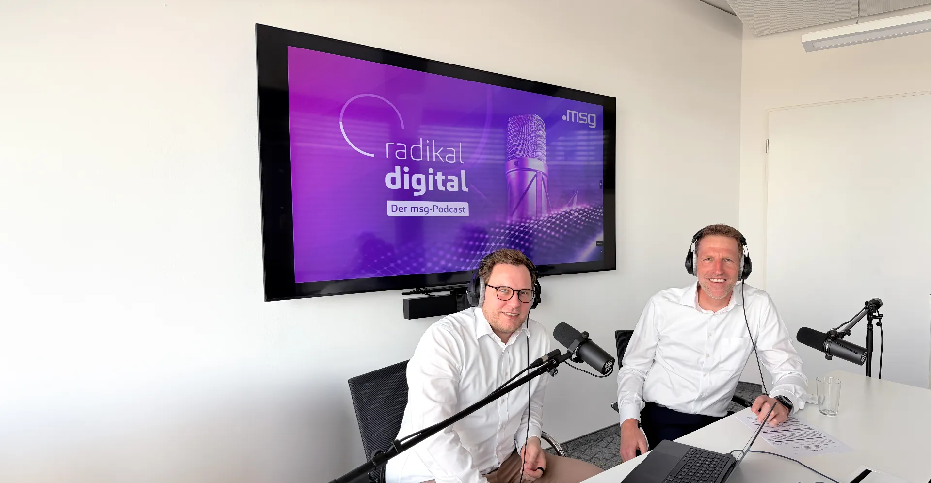  Dr. Dennis Janning und Dr. Oliver Biermann bei der Aufnahme von Folge 23 „KI in der Pharmaindustrie". (v.l.n.r)