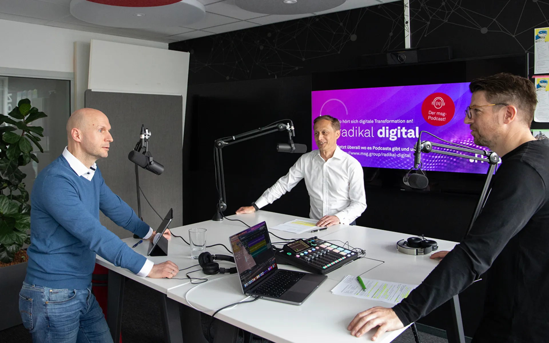 Dr. Lothar Essig, Michael Wilk und Moderator Dr. Lukas Kagerbauer bei der Aufnahme von Folge 9 „The Cloud Way to Sustainability“. (v.l.n.r)