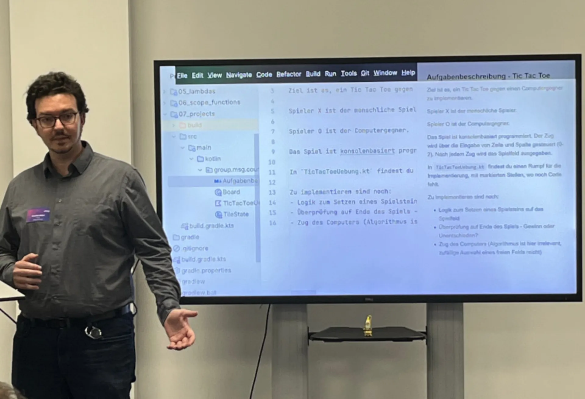 Ein msg-Kollege und Kotlin-Trainer vor einem Bildschirm, auf dem er im Kotlin-Workshop die Grundlagen von Kotlin erklärt