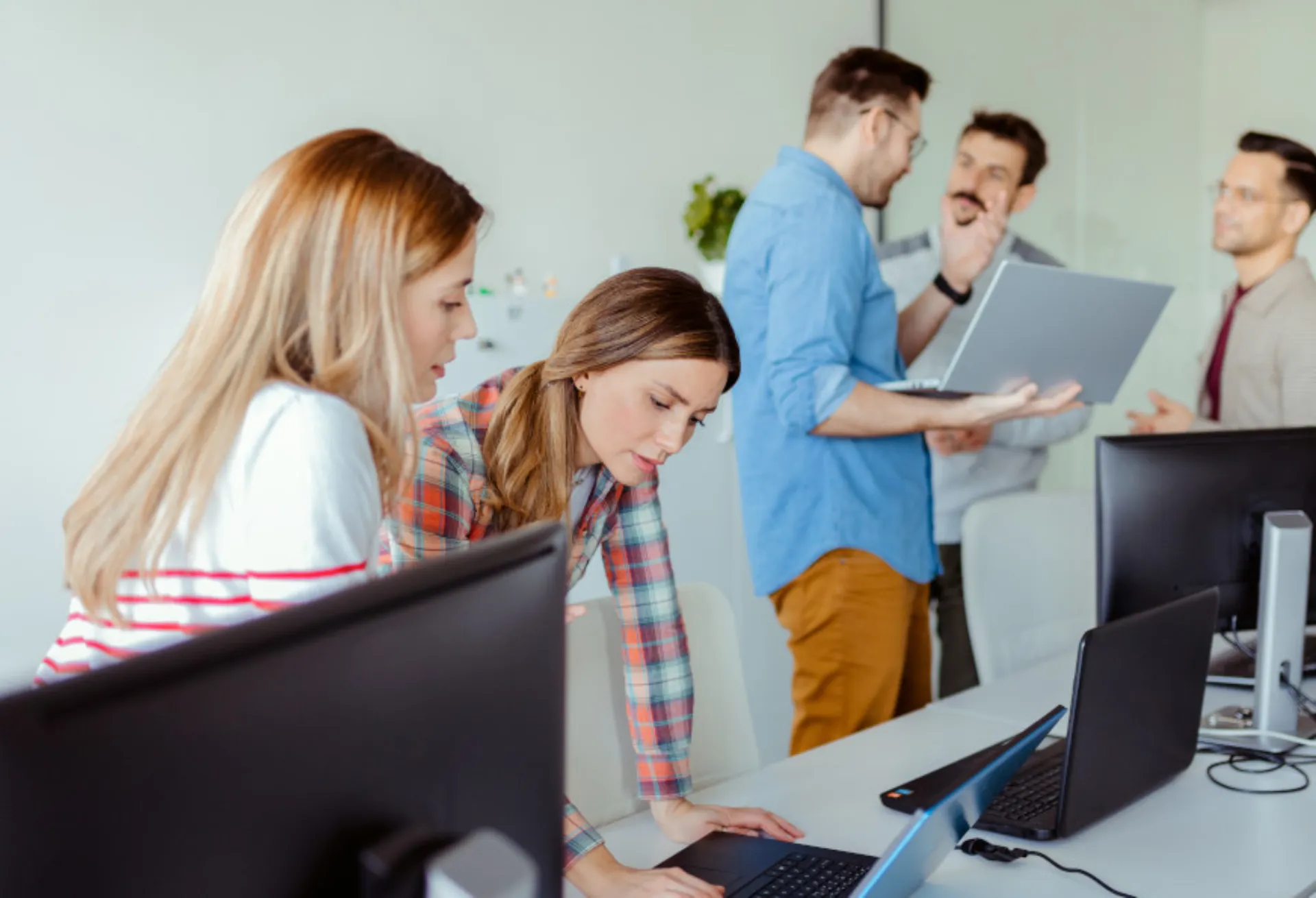 gemischte Grüppchen von Studierenden beim Tüfteln über ihre Codes beim Kotlin Training