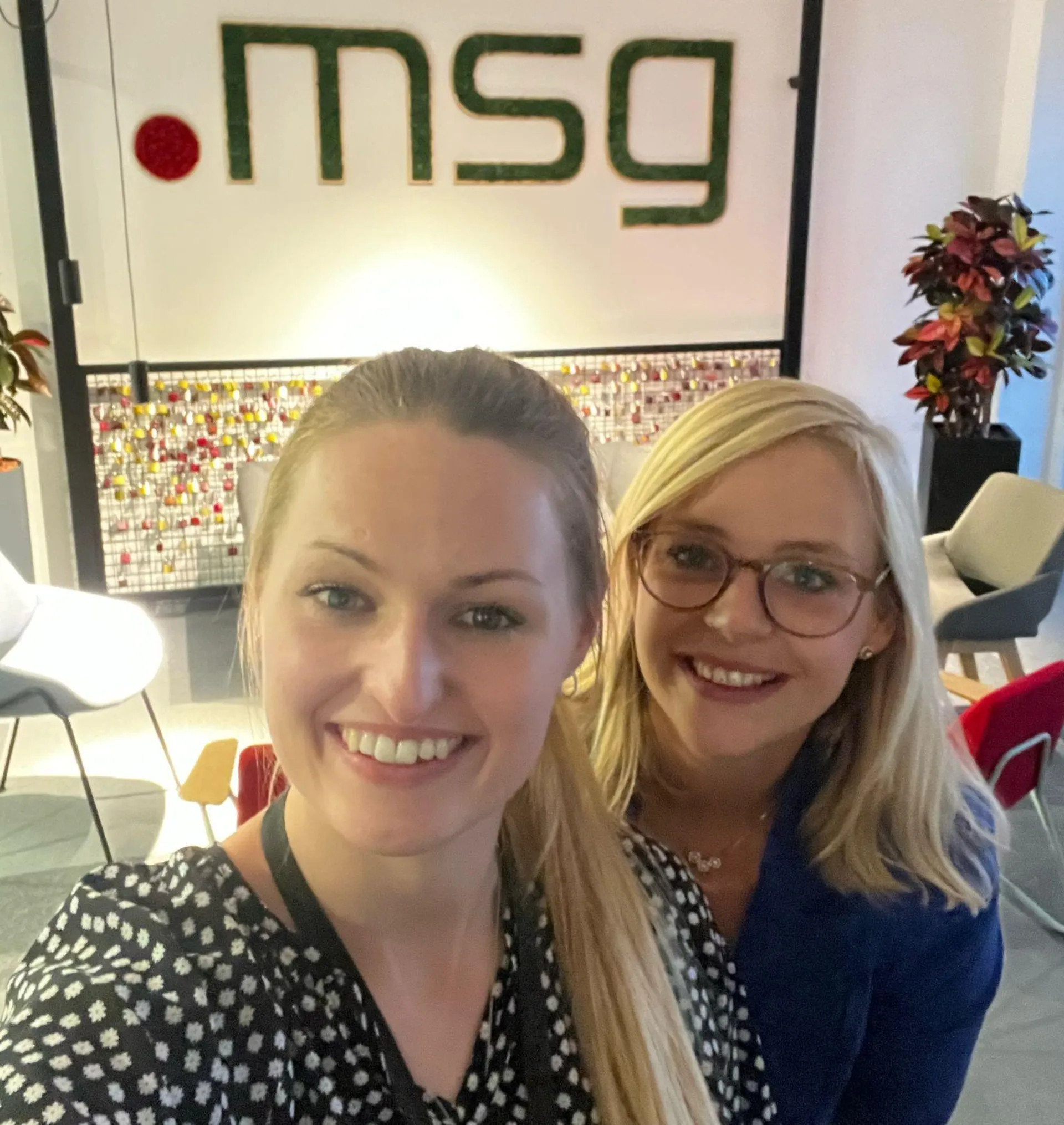  Carina & Jenny am msg-​Standort Köln