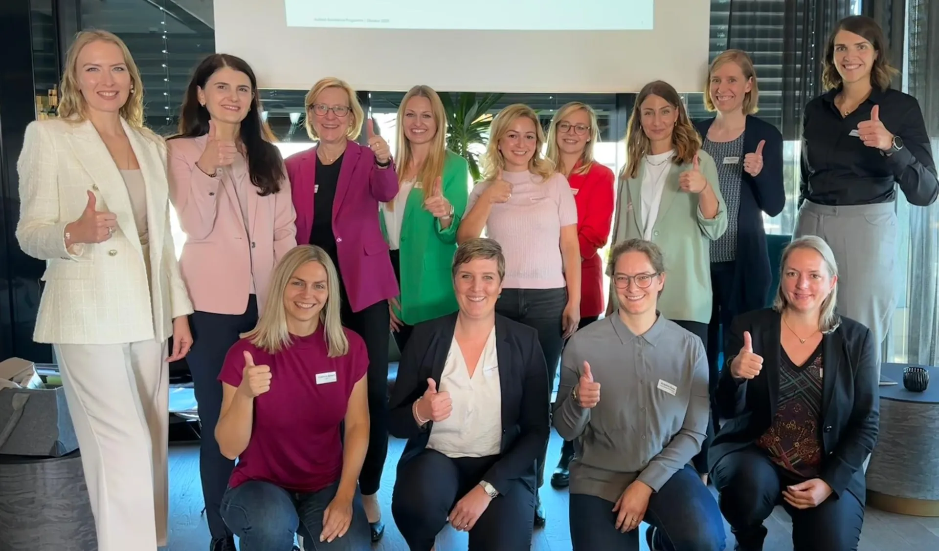 Teilnehmerinnen des Female Talents Excellence Program beim Start-​Tag mit Vorständin Andrea van Aubel.