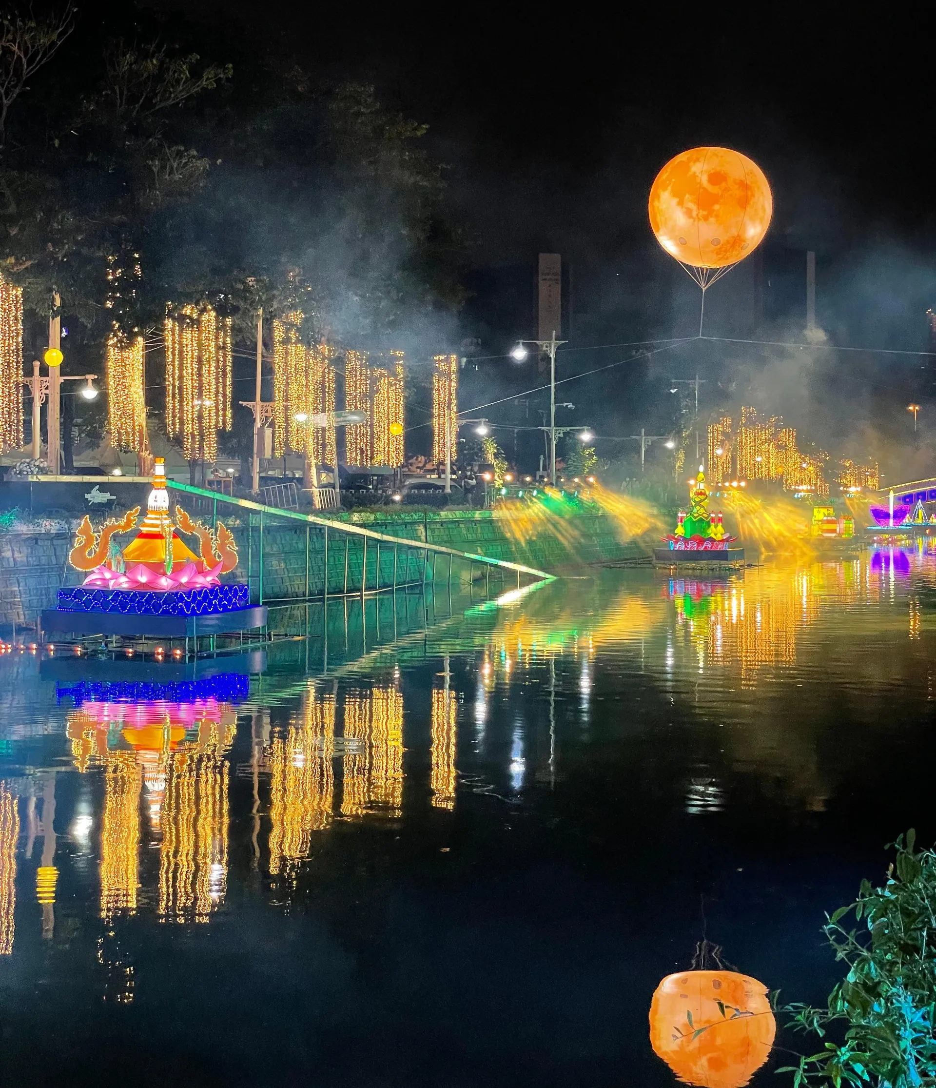 Lichtermeer in Bangkok zum Loy Krathong Festival. Nach Corona war es endlich wieder möglich, unkompliziert Fernreisen anzutreten.