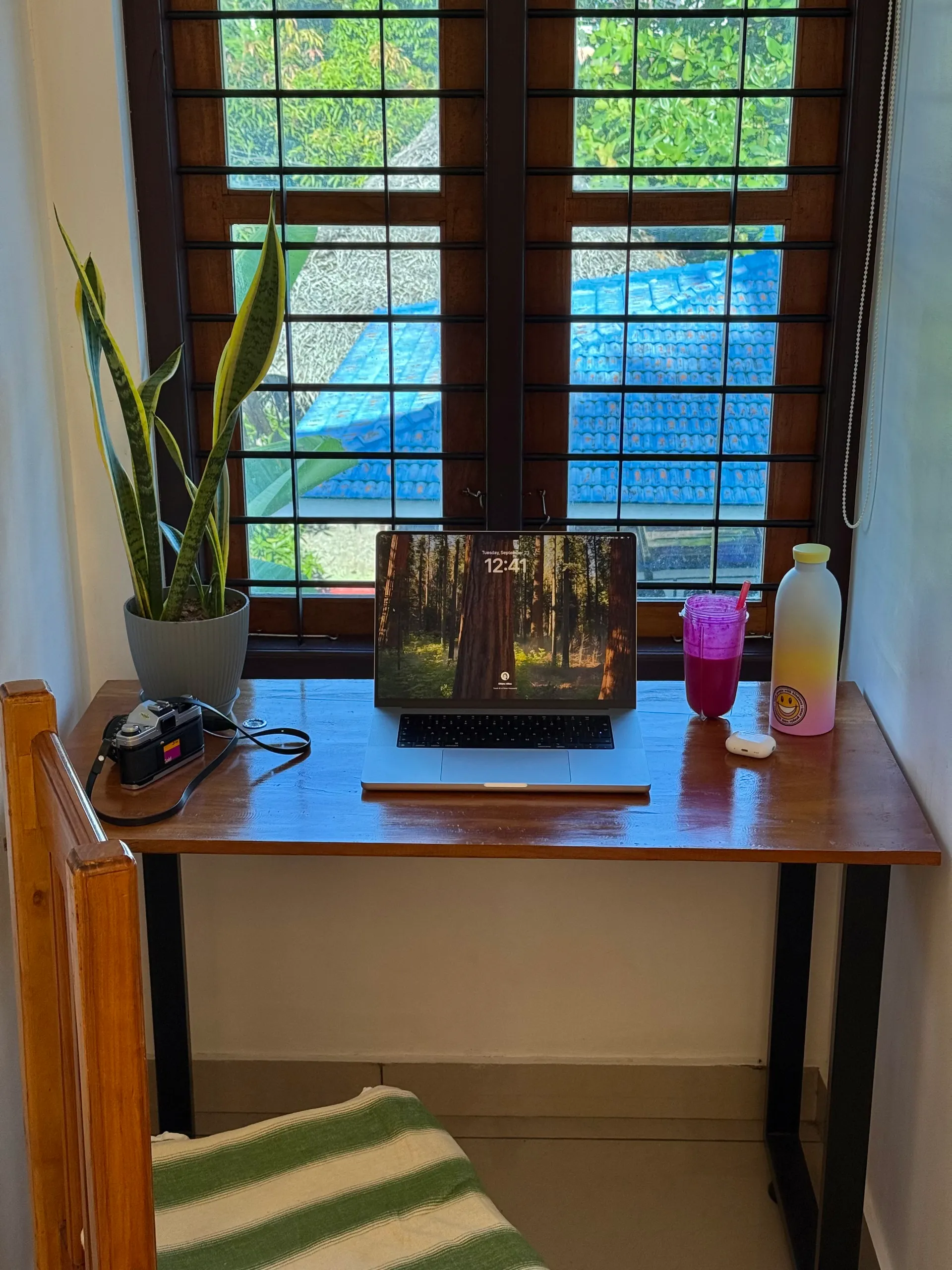 Auf der anderen Seite der Erde und doch nah dran und fokussiert – ein typischer Schreibtisch von Chiara während ihrer Workation.