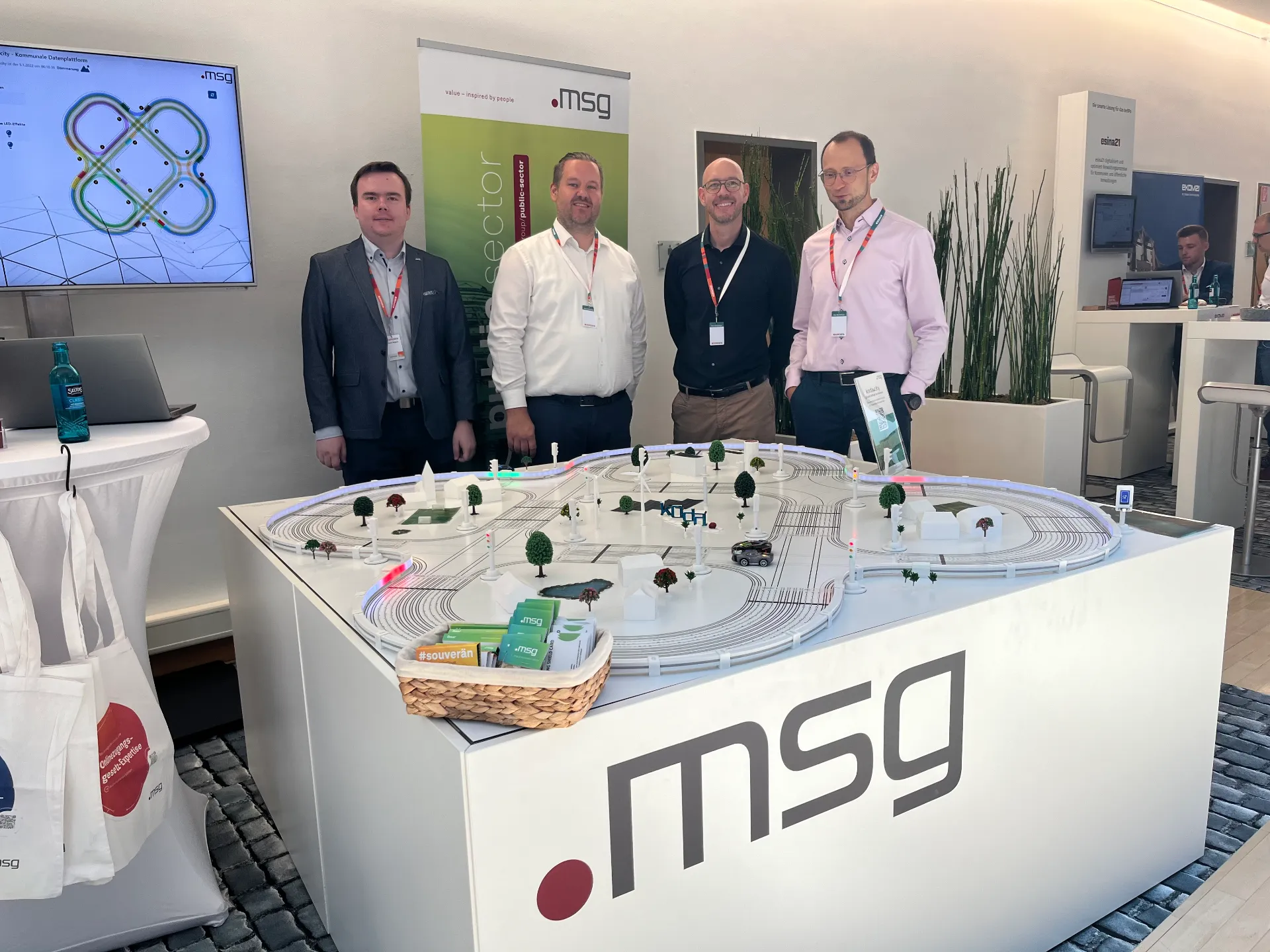 Simon Wagner, Florian Voelkl, Carsten Schulte und Helmut Königseder am msg-Stand auf dem Kongress Simon Wagner, Florian Voelkl, Carsten Schulte und Helmut Königseder am msg-Stand auf dem Kongress